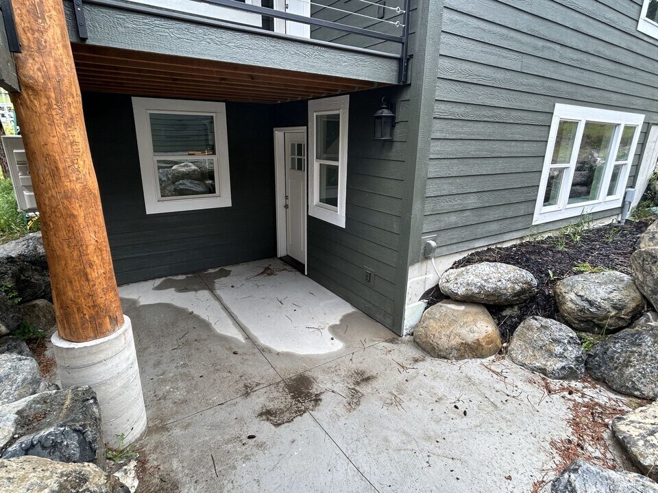 131 Clothier Ln in Lakeside, MT - Building Photo