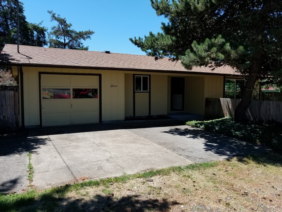 2 E 3rd St in Lowell, OR - Building Photo