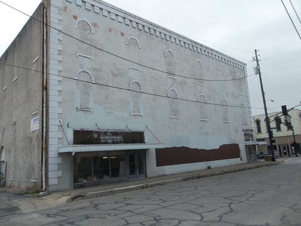 201-205 E Chambers St in Cleburne, TX - Building Photo