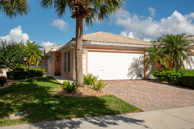 10744 SW Elsinore Dr in Port St. Lucie, FL - Foto de edificio - Building Photo