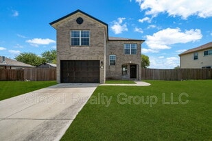 215 Chisholm Trail in Seguin, TX - Building Photo