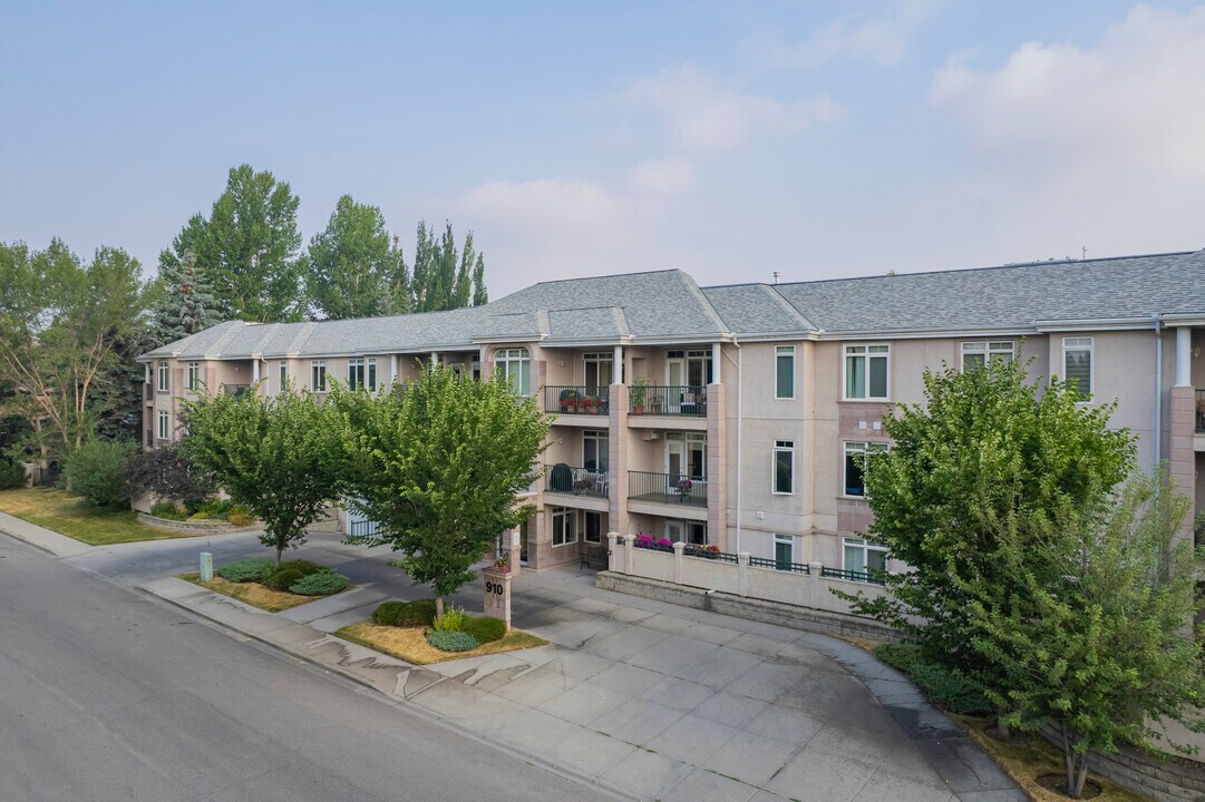 Kelvin Court in Calgary, AB - Building Photo