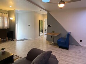 1043 Sanborn Ave in Los Angeles, CA - Foto de edificio - Building Photo