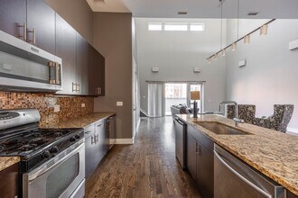 1008 W Lake St in Chicago, IL - Building Photo - Building Photo