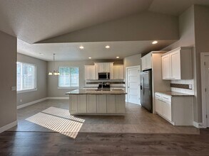 906 N Oklahoma Pl in Kennewick, WA - Building Photo - Building Photo