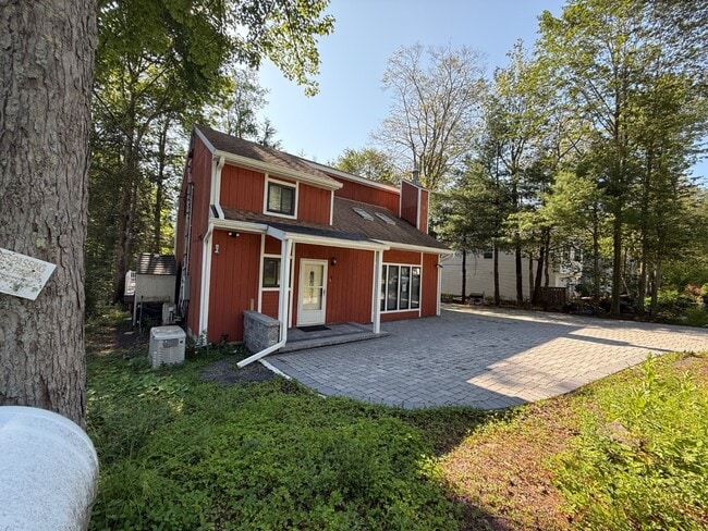 2131 Freedom Way in Pocono Summit, PA - Building Photo - Building Photo