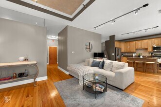 212 W Washington St in Chicago, IL - Building Photo - Building Photo