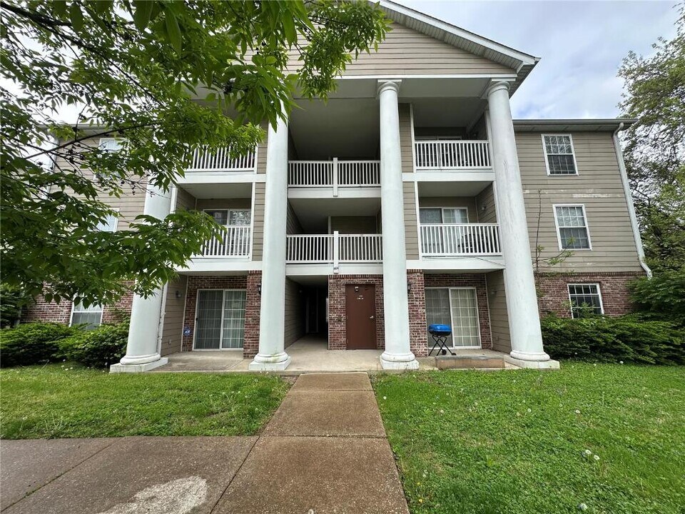 664 Materdie Ln in Florissant, MO - Building Photo