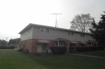 Elmherst Court in Williams Bay, WI - Foto de edificio - Building Photo