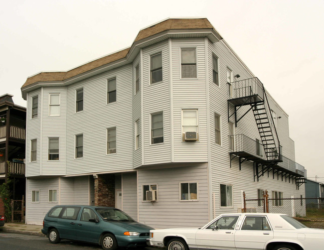 858-858A E Second St in South Boston, MA - Building Photo - Building Photo