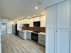 5947 W Montrose Ave, Unit A01C in Chicago, IL - Foto de edificio - Building Photo