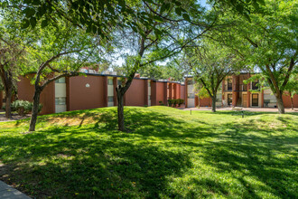 Vista Village Apartments in El Paso, TX - Building Photo - Building Photo