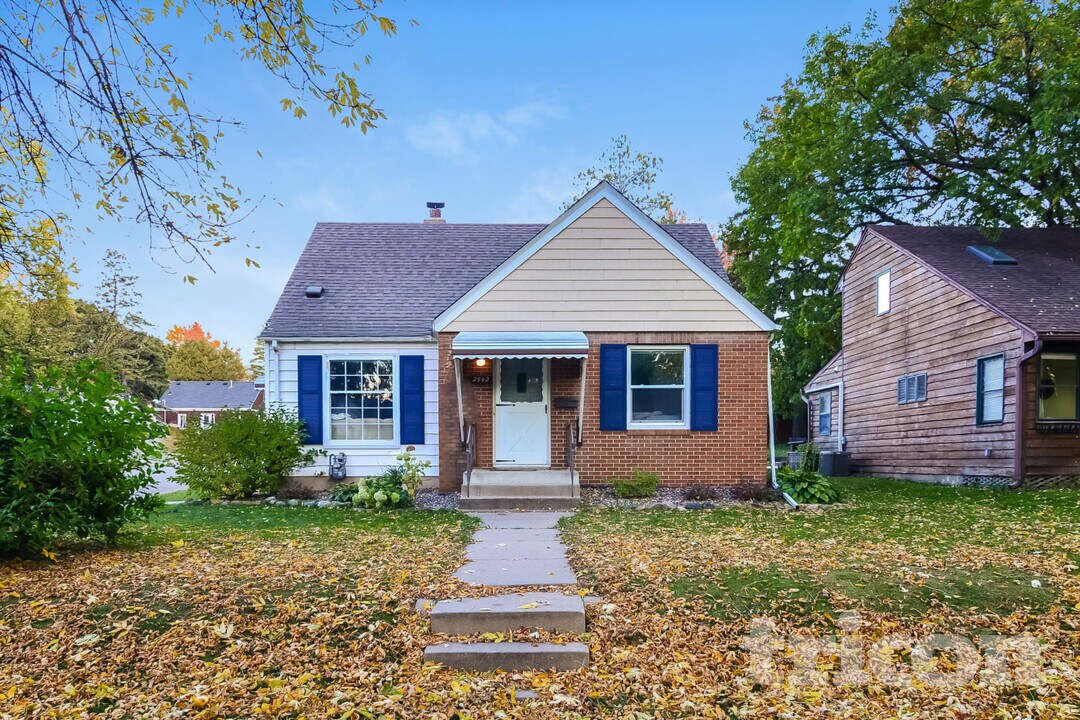 2942 Zenith Ave N in Minneapolis, MN - Foto de edificio