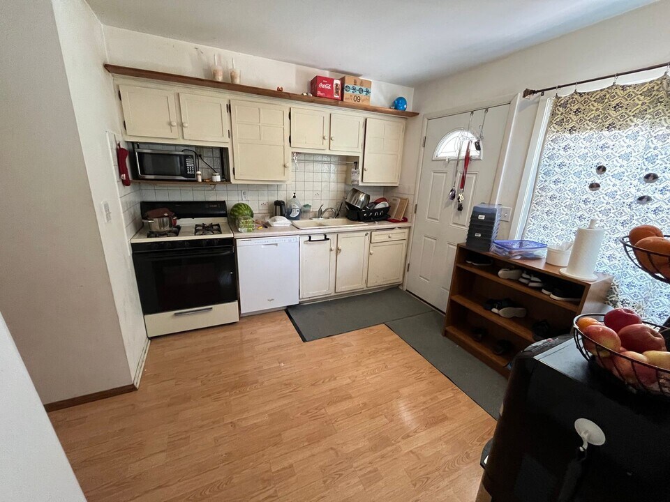 2015 S 95th St, Unit Right (North Side Unit) in West Allis, WI - Building Photo