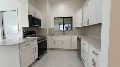 17010 SW 93rd Ave in Palmetto Bay, FL - Foto de edificio - Building Photo