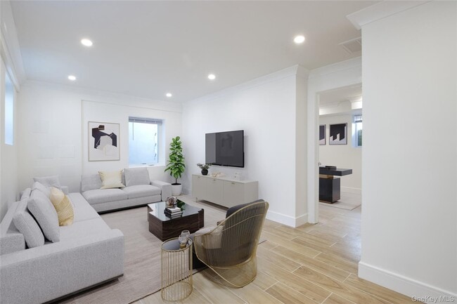 46 Linwood Rd S in Manorhaven, NY - Building Photo - Building Photo