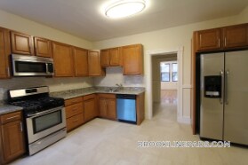 281 St Paul St in Brookline, MA - Building Photo
