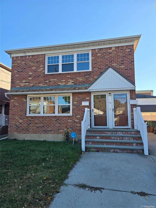 70 E Valley Stream Blvd in Valley Stream, NY - Building Photo - Building Photo