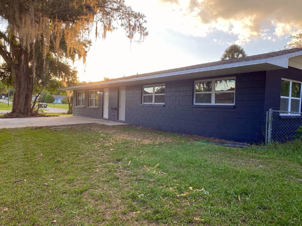5532 20th St in Zephyrhills, FL - Foto de edificio
