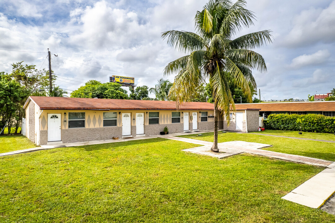 CME Motel in Hollywood, FL - Building Photo