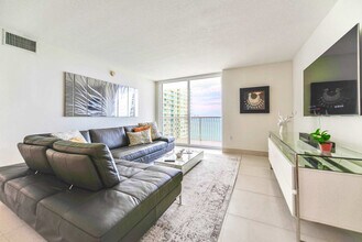 1200 Brickell Bay Dr in Miami, FL - Foto de edificio - Building Photo