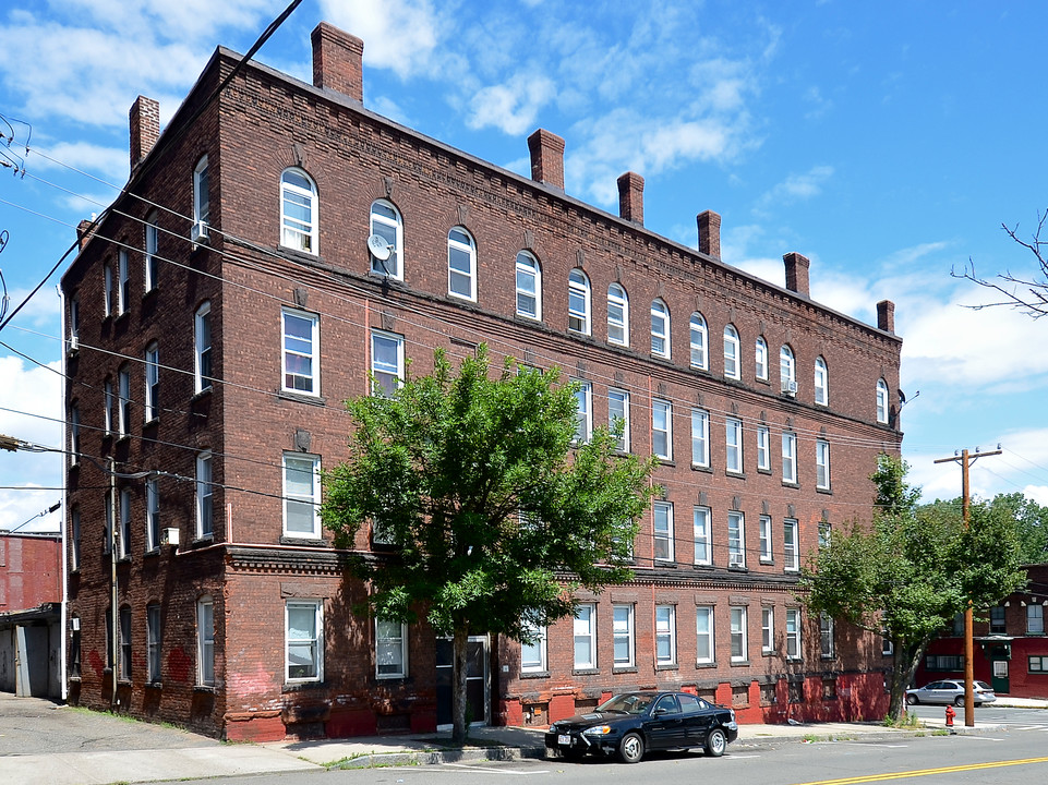 733 High St in Holyoke, MA - Building Photo