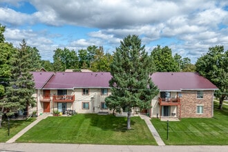 1901 Greenway Cross in Fitchburg, WI - Foto de edificio - Building Photo