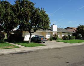 1404 Pierce Dr in Clovis, CA - Building Photo - Building Photo