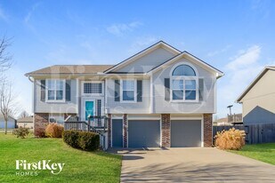 728 Corrington Dr in Raymore, MO - Building Photo