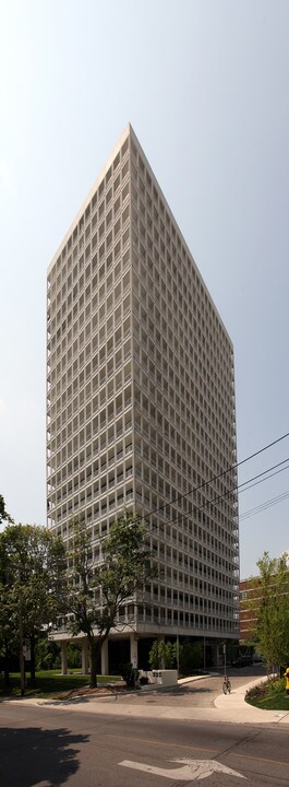 Tower Hill East in Toronto, ON - Building Photo