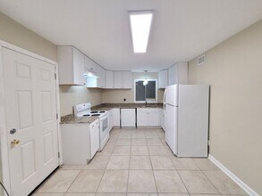 5442 Thornhill Rd in Pensacola, FL - Foto de edificio - Building Photo