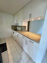 183 Lakeview Dr-Unit -103 in Weston, FL - Building Photo - Building Photo