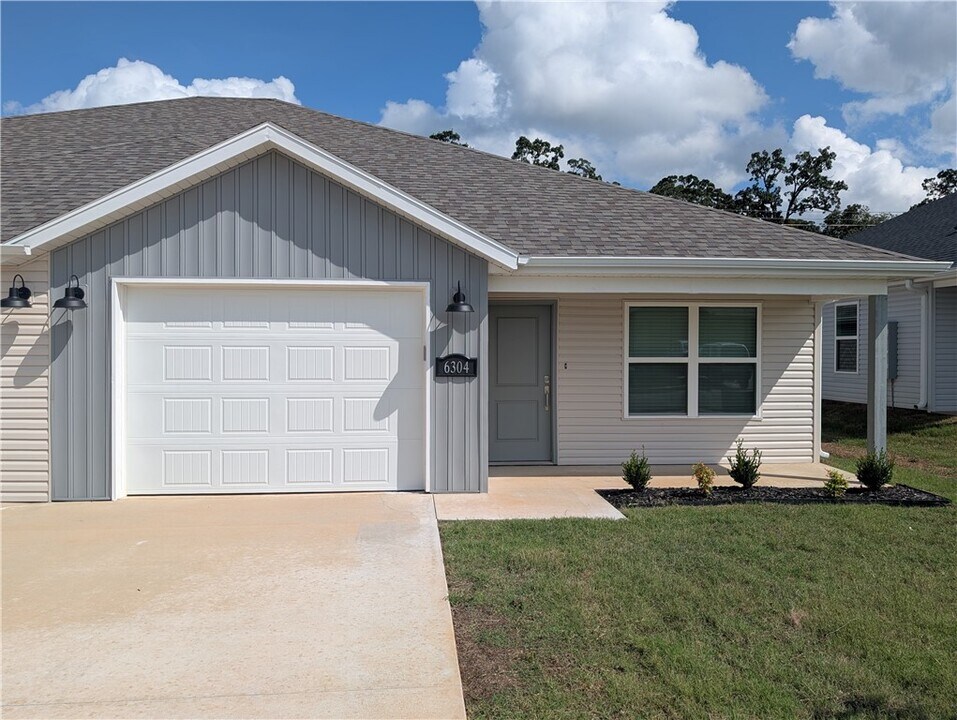 6607 NW Altus St in Bentonville, AR - Building Photo