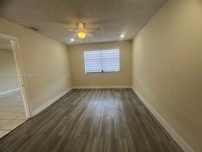 6560 W 27th Ct, Unit 2157 in Hialeah, FL - Foto de edificio - Building Photo