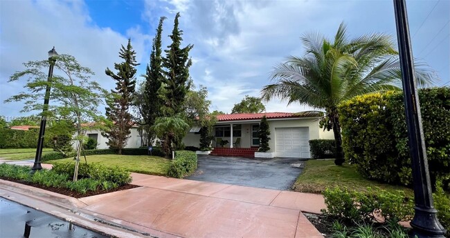 130 Malaga Ave in Coral Gables, FL - Foto de edificio - Building Photo