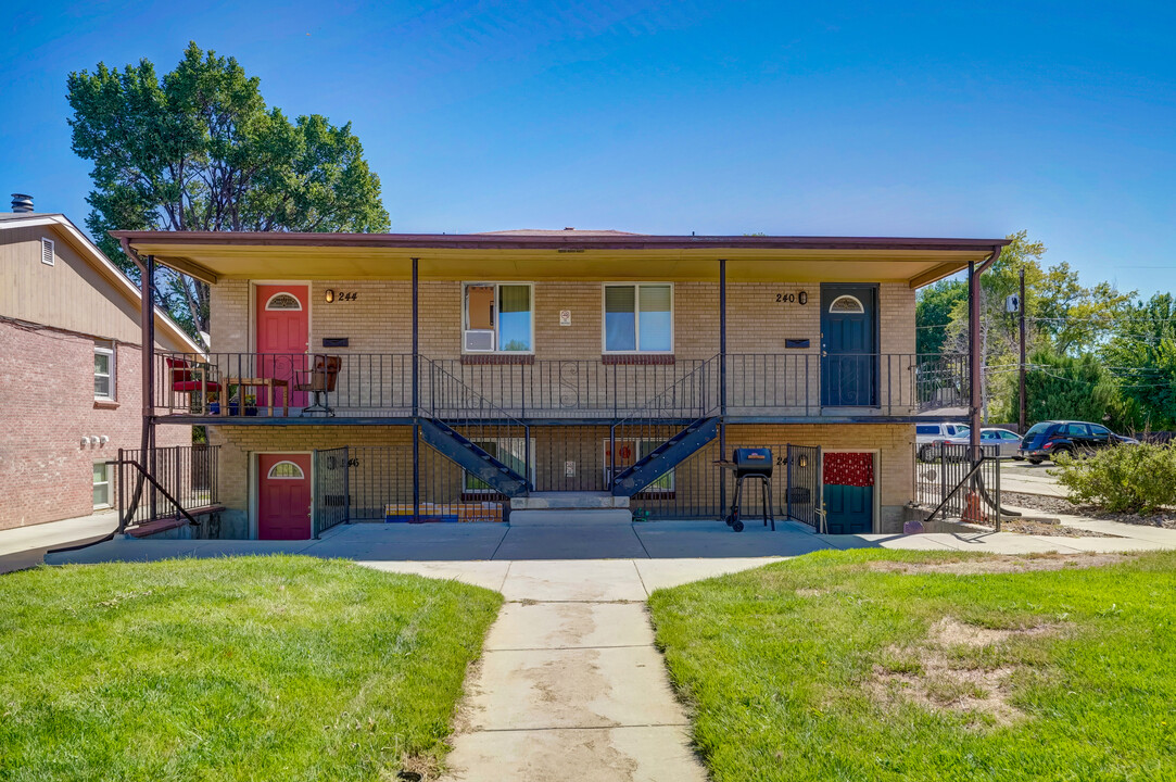 240-246 Laurel St in Broomfield, CO - Building Photo