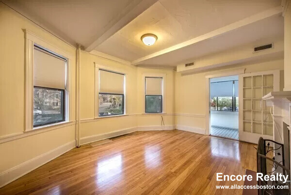 11 Hamilton Rd, Unit 1 in Brookline, MA - Building Photo - Building Photo