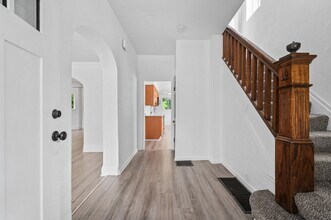 2706 Pioneer Ave in Pittsburgh, PA - Building Photo - Building Photo