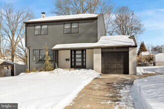 17 McLaughlin Dr in Doylestown, PA - Building Photo - Building Photo