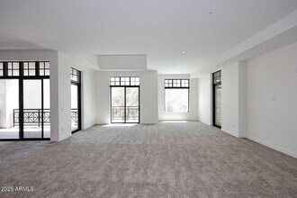 8 Biltmore Estates Dr in Phoenix, AZ - Building Photo - Building Photo