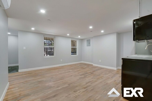 75 Woodbine St in Brooklyn, NY - Building Photo - Building Photo