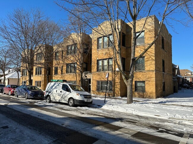 property at 4036 W Ainslie St