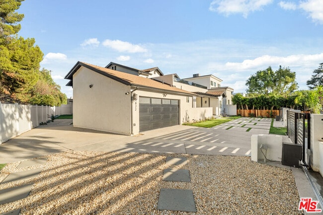 4824 Saloma Ave in Los Angeles, CA - Building Photo - Building Photo