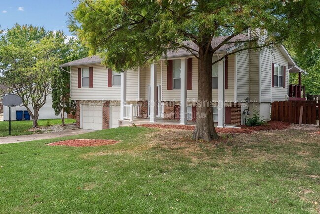 33 Pershing Lake Dr in St. Peters, MO - Building Photo - Building Photo