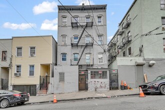 63 Oak St in Yonkers, NY - Foto de edificio - Building Photo