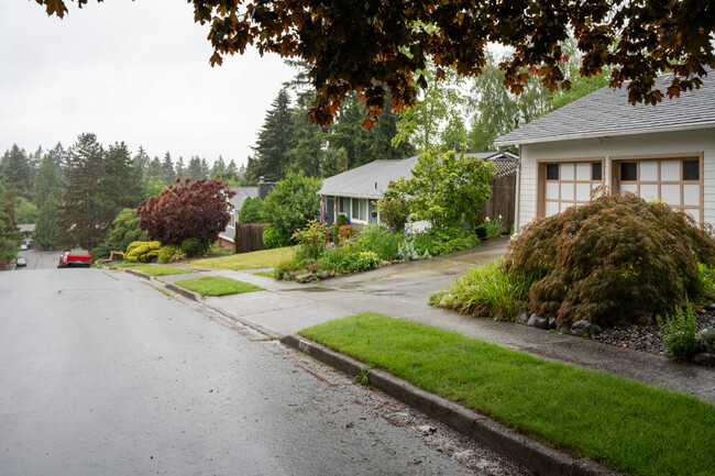 16816 NE 106th St in Redmond, WA - Foto de edificio - Building Photo