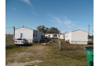 2515 Oyster Creek Bnd in Oyster Creek, TX - Foto de edificio - Building Photo