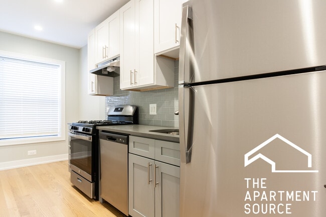 516 W Cornelia Ave, Unit 219 in Chicago, IL - Foto de edificio - Building Photo