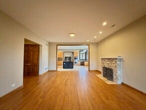 1S701 Eisenhower Rd in Oakbrook Terrace, IL - Building Photo - Building Photo