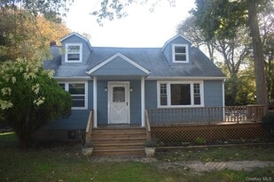 53 Magnolia Dr in Mastic Beach, NY - Building Photo